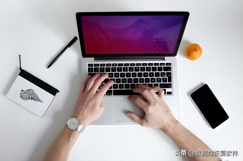 一个电脑两个显示器怎么分屏（电脑屏幕扩展成两个屏）