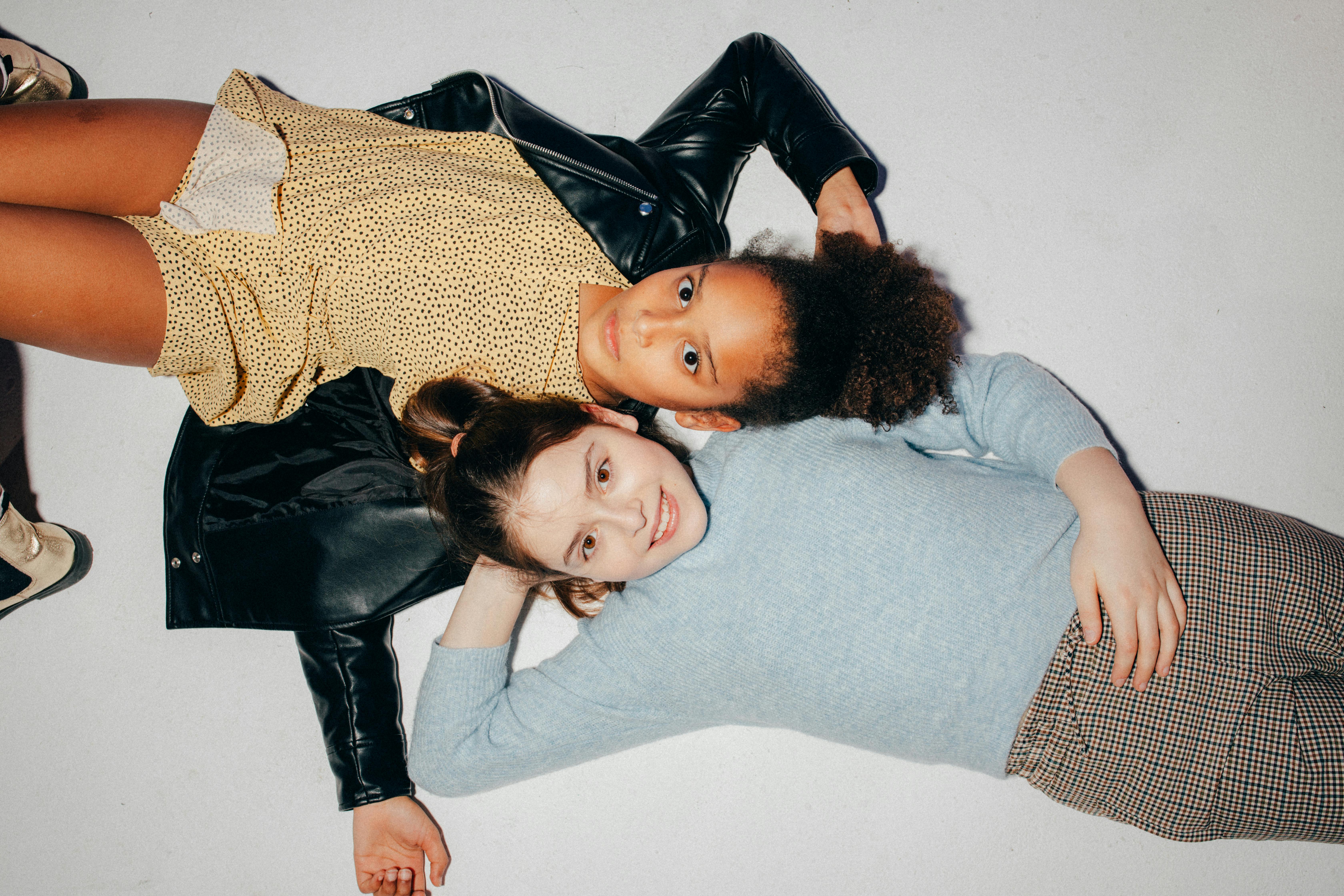 明亮色调的影视海报风格背景图